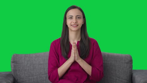 Fröhliche-Indische-Frau-Winkt-Und-Macht-Namaste-Auf-Grünem-Bildschirm