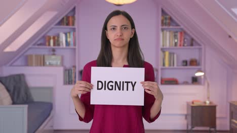Triste-Mujer-India-Sosteniendo-Pancarta-De-Dignidad