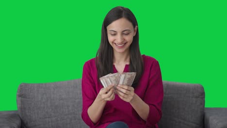 Mujer-India-Feliz-Contando-Dinero-En-Pantalla-Verde