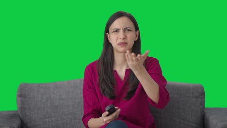 Wütende-Indische-Frau,-Die-Fernsieht,-Grüner-Bildschirm