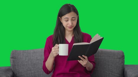 Müde-Indische-Frau,-Die-Ein-Buch-Liest-Und-Kaffee-Trinkt,-Grüner-Bildschirm