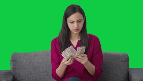 Traurige-Indische-Frau-Verliert-Geld,-Während-Sie-Den-Grünen-Bildschirm-Zählt