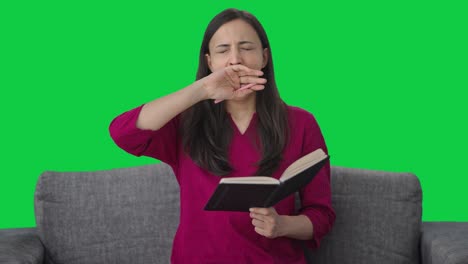 Müde-Indische-Frau-Schreibt-Ein-Buch,-Grüner-Bildschirm
