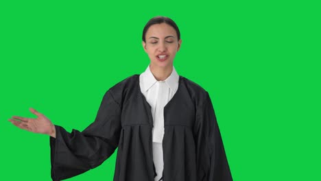 Fröhliche-Indische-Anwältin-Spricht-Auf-Grünem-Bildschirm