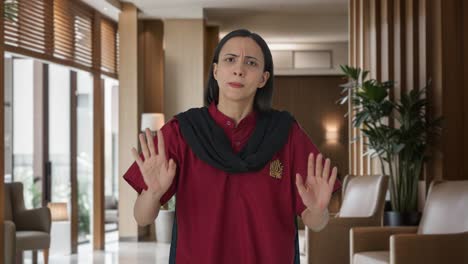 Wütende-Indische-Hotelmitarbeiterinnen,-Die-Die-Gäste-Anschreien