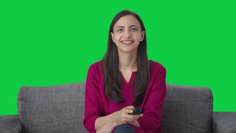 Glückliche-Indische-Frau,-Die-Fernsieht,-Grüner-Bildschirm