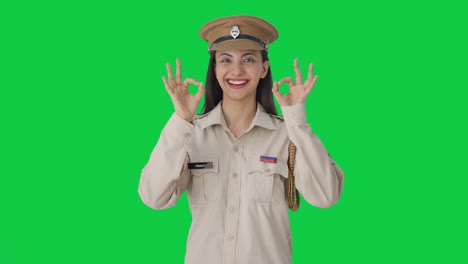 Fröhliche-Indische-Polizistin,-Die-Einen-Grünen-Bildschirm-Zeigt