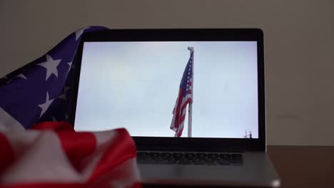Offener-Laptop-Und-Flagge-Der-USA-Auf-Dem-Bildschirm-Beim-Komponieren.