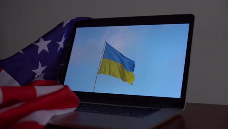 Bandera-De-Ucrania-En-La-Computadora-Portátil-Y-Los-Estados-Unidos-De-América.