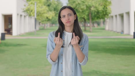 Wütendes-Indisches-Mädchen,-Das-Mittelfinger-Zeigt