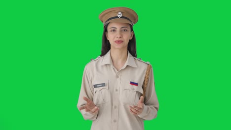 Fröhliche-Indische-Polizistin-Spricht-Auf-Grünem-Bildschirm