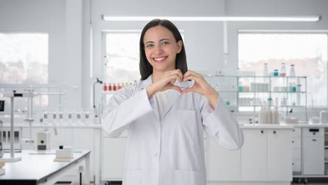 Feliz-Científica-India-Mostrando-Signo-De-Corazón