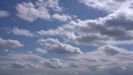 Weiße-Kumuluswolken-Schweben-Am-Blauen-Himmel-An-Einem-Schönen-Morgen