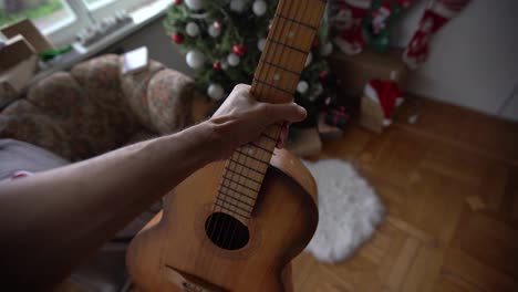Virtuelle-Brille-Und-Eine-Gitarre.-Weihnachtsbaum-Mit-Weihnachtsschmuck