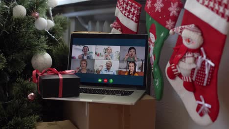Frau-Telefoniert-Auf-Einem-Laptop-Und-überreicht-Ein-Weihnachtsgeschenk,-Konzept-„Weihnachten-Zu-Hause“.