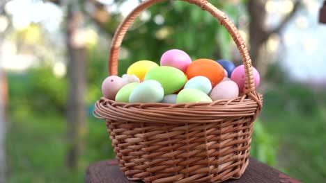 Huevos-De-Pascua-Pintados-En-Una-Canasta-Sobre-Hierba.-Decoración-Tradicional-A-La-Luz-Del-Sol