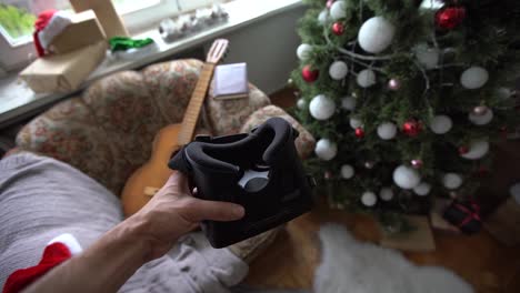 Virtuelle-Brille-Und-Joystick-Vor-Einem-Weihnachtsbaum
