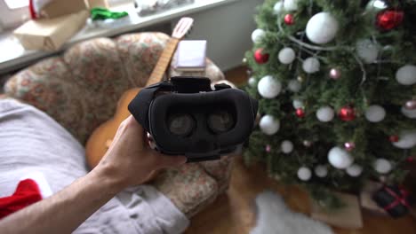 Gafas-3D-Viendo-Realidad-Virtual-En-Sombreros-Cerca-Del-árbol-De-Navidad