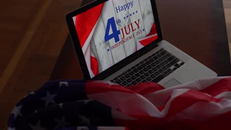 Banderas-Americanas-Con-Inscripción-Feliz-Día-De-La-Independencia-En-La-Computadora-Portátil