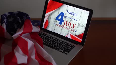 Laptop-Mit-Der-Aufschrift-„Happy-Independence-Day“-Auf-Der-US-Flagge.