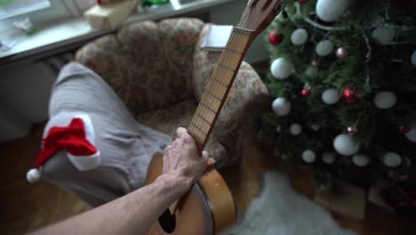 Virtuelle-Brille-Und-Eine-Gitarre.-Weihnachtsbaum-Mit-Weihnachtsschmuck