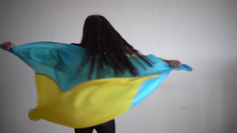 Kleines-Mädchen,-Das-Die-Flagge-Der-Ukraine-Hält