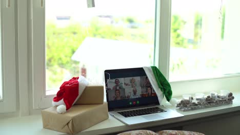 Frau-Telefoniert-Auf-Einem-Laptop-Und-überreicht-Ein-Weihnachtsgeschenk,-Konzept-„Weihnachten-Zu-Hause“.