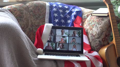 Laptop-Mit-Video-Chat-Für-Weihnachten-Und-USA-Flagge