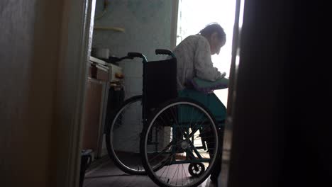 Sehr-Alte-Frau-Im-Rollstuhl