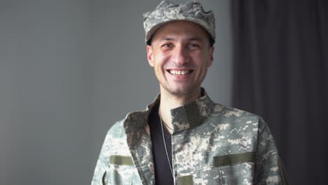 Retrato-De-Un-Hombre-Vestido-Con-Uniforme-Militar,-Frente-A-La-Cámara