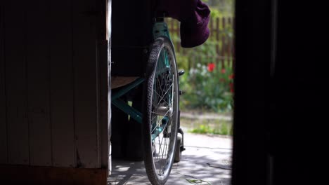Alter-Rollstuhl-Und-Beschädigtes,-Behindertes-Auto,-Schlechtes-Gesundheitskonzept-Und-Schwer-Krank-Und-Gestorben.