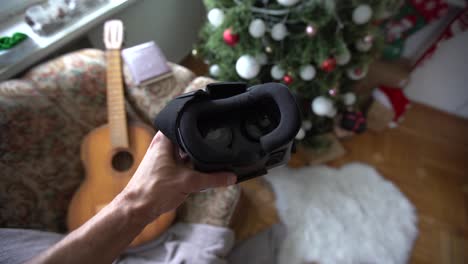 3D-Brille,-Die-Virtuelle-Realität-In-Kopfbedeckungen-In-Der-Nähe-Des-Weihnachtsbaums-Beobachtet