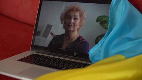 Laptop-Mit-Videokonferenz-Und-Präsentation-In-Der-Nähe-Der-Flagge-Der-Ukraine.