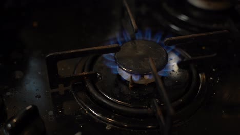 Estufa-De-Gas-Sucia-En-La-Cocina