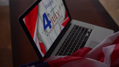 Banderas-Americanas-Con-Inscripción-Feliz-Día-De-La-Independencia-En-La-Computadora-Portátil