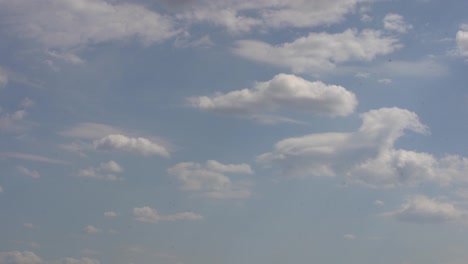 Helle-Weiße-Wolken-Fliegen-über-Einen-Strahlend-Blauen-Himmel.-Klarer-Himmel-Am-Sonnigen-Sommernachmittag.-Frühlingswolkenlandschaftshintergrund.-Platz-Zum-Kopieren.