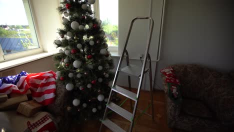 árbol-De-Navidad,-Escalera-De-Mano.-Celebración-Del-Año-Nuevo-Durante-Los-Trabajos-De-Reparación