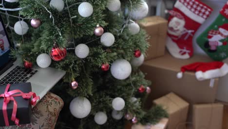 Wunderschönes,-Im-Urlaub-Geschmücktes-Zimmer-Mit-Einem-Weihnachtsbaum-Und-Geschenken-Darunter