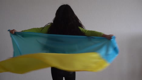 Kind-Trägt-Die-Flatternde-Blaue-Und-Gelbe-Flagge-Der-Ukraine,-Isoliert-Auf-Weiß.-Unabhängigkeitstag-Der-Ukraine.-Flagge-Tag.-Tag-Der-Verfassung.-Mädchen-In-Traditioneller-Stickerei-Mit-Flagge-Der-Ukraine