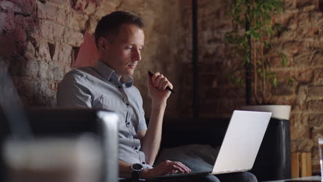 Thoughtful-30s-man-thinking-of-problem-solution-working-on-laptop.-Serious-doubtful-male-professional-looking-away-at-laptop-considering-market-risks-making-difficult-decision-sitting-at-desk