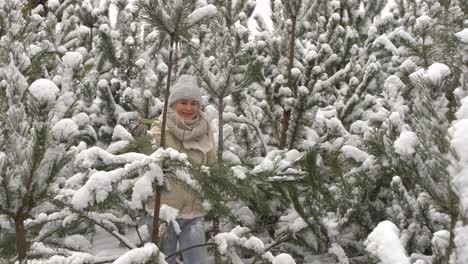 Hermosa-Mujer-Parada-Entre-árboles-Nevados-En-El-Bosque-Invernal-Y-Disfrutando-De-La-Primera-Nieve.-Mujer-En-Bosques-De-Invierno.