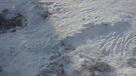 Hintergrund-Geschmolzener-Schnee,-Sichtbar-Für-Die-Erde-Und-Das-Gras