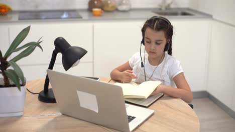 Fernunterricht-Für-Kinder.-Süßes-Kleines-Mädchen,-Das-Zu-Hause-Einen-Laptop-Benutzt.-Bildung,-Online-Studium,-Heimstudium,-Technologie,-Wissenschaft,-Zukunft,-Fernunterricht,-Hausaufgaben,-Lebensstilkonzept-Für-Schulmädchenkinder.