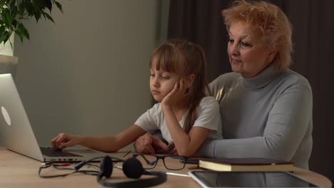 Großmutter-Und-Traurige-Enkelin-Lernen-Online-Auf-Einem-Laptop