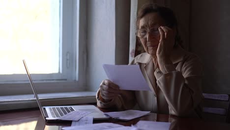 Ältere-Frau,-Die-Sich-Sorgen-Um-Die-Bezahlung-Der-Rechnungen-Macht,-Sehr-Alte-Frau-Mit-Zahlungen