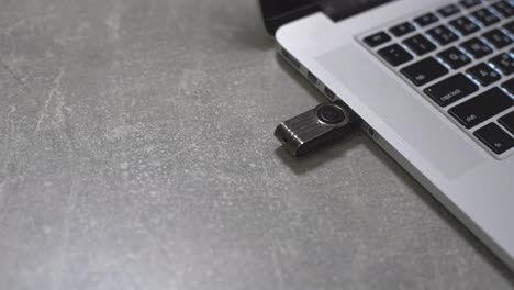 Conecte-Una-Unidad-Flash-USB-Al-Puerto-De-Una-Computadora-Portátil.