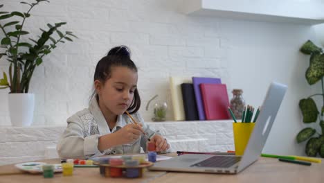 Junges-Mädchen-Verbringt-Zeit-Damit,-Mithilfe-Von-Online-Lektionen-Auf-Dem-Laptop-Zu-Zeichnen.-Fernunterricht,-Online-Bildung