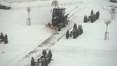 Tractor-excavadora-Quita-Nieve-En-El-Patio-De-La-Ciudad.-Trabajos-De-Servicios-Publicos