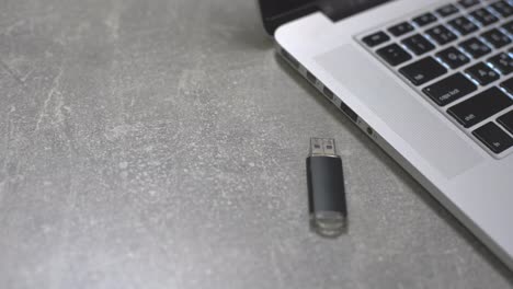 Conecte-Una-Unidad-Flash-USB-Al-Puerto-De-Una-Computadora-Portátil.