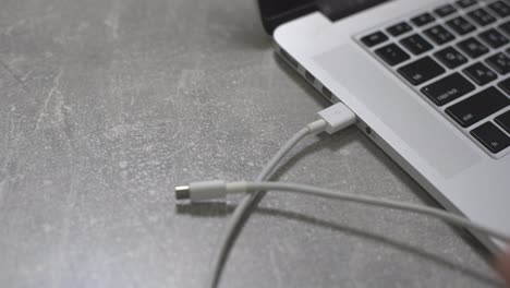 Hand-Verbindet-USB-Festplatte-Mit-Laptop,-Moderne-PC-Technologie